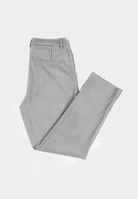 Graue Nadelstreifenhose mit klassischem Schnitt, ausgestattet mit einer Gesäßtasche und Gürtelschlaufen. Der Stoff wirkt glatt mit einer dezenten Textur.