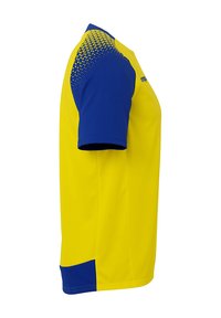 Maillot de sport jaune et bleu avec un design à manches courtes. Il présente un col bleu texturé et des motifs géométriques sur les épaules.