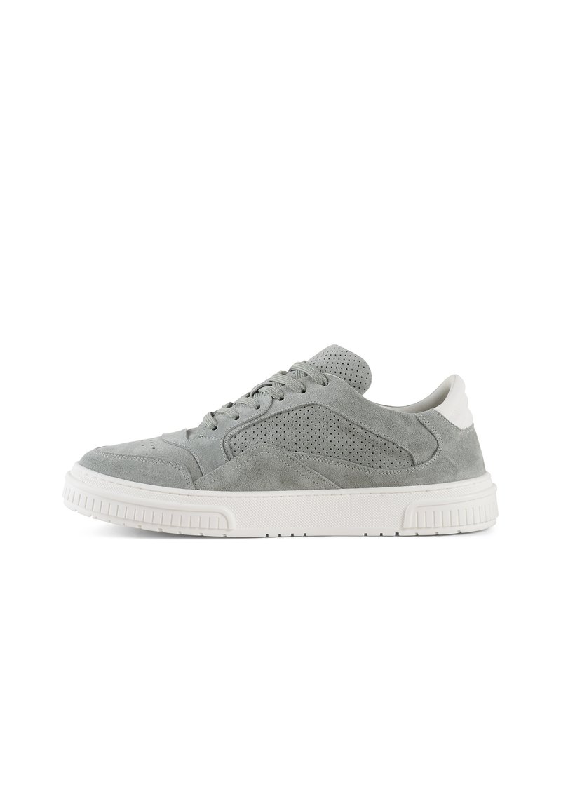 Sneaker grigio in suede con accentuazioni perforate, suola in gomma bianca, punta rotonda e lacci. Presenta un tallone a contrasto bianco.