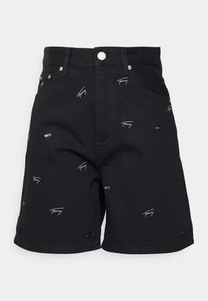 Shorts en denim noir avec de petits logos "Tommy" en script blanc et des patchs rectangulaires drapeau répartis sur le tissu, bouton avant et poches visibles.