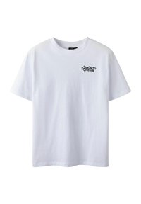 Weißes Baumwoll-T-Shirt mit kurzen Ärmeln. Verfügbar mit einem kleinen schwarzen grafischen Textdesign im linken Brustbereich. Klassischer Rundhalsausschnitt.