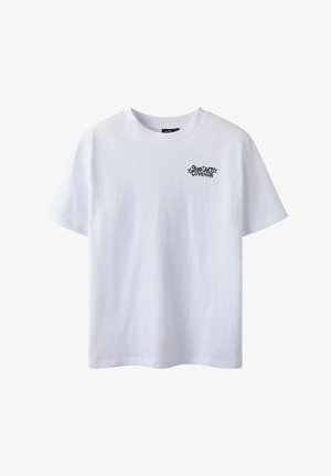 Witte katoenen T-shirt met korte mouwen. Bevat een klein zwart grafisch tekstontwerp op het linkerborstgedeelte. Klassieke ronde halsstijl.