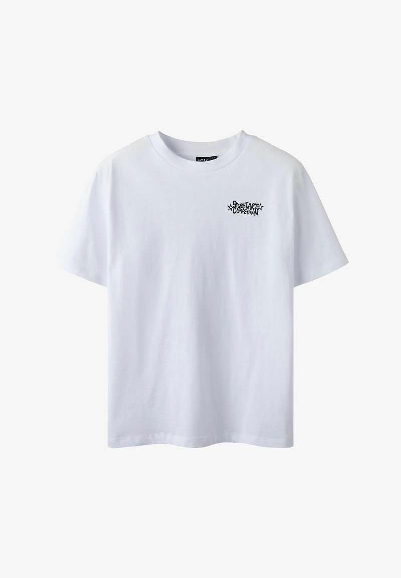 Camiseta de algodón blanca con mangas cortas. Presenta un pequeño diseño gráfico de texto negro en la zona izquierda del pecho. Estilo clásico de cuello redondo.