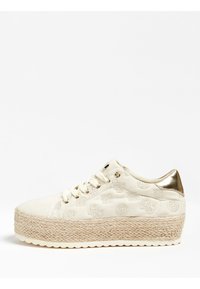 Sneakers platformowe w kremowym płótnie z metaliczną złotą piętą. Teksturowana podeszwa w stylu espadryli. Posiada tłoczone logo na wierzchu.