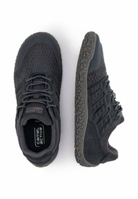 Schwarze Sportschuhe mit Netz-Obermaterial, strukturierten Überzügen und Gummisohlen. Mit Schnürverschluss und Logo auf der Zunge. Für Komfort konzipiert.