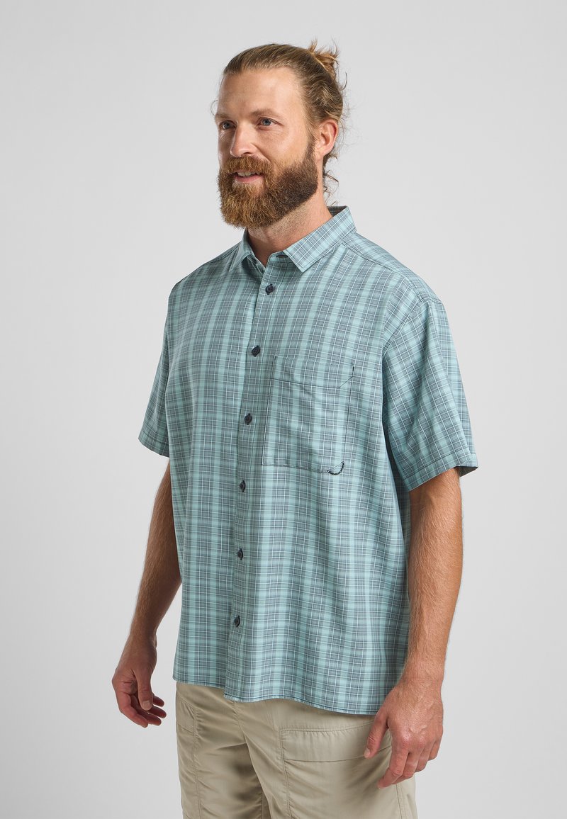Camisa de botón de manga corta en patrón de cuadros azul claro con botones negros y un bolsillo en el pecho, hecha de un material ligero.
