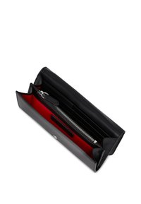 Czarny skórzany portfel z czerwonym wnętrzem, otwarty, aby pokazać kieszeń na monety na zamek błyskawiczny oraz wiele miejsc na karty.