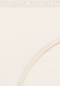 Beżowe bawełniane majtki bikini o gładkiej fakturze i elastycznym pasie z powtarzającym się białym napisem „ATLANTIC”.