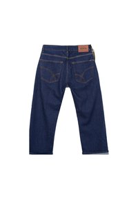 Jeans in denim blu scuro con design a gamba dritta, tasche posteriori distintive e un'etichetta in pelle marrone sulla cintura.