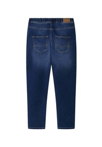 Jeans de mezclilla azul oscuro con cinturilla elástica, dos bolsillos traseros y una etiqueta de marca marrón en la parte superior derecha de la cinturilla.