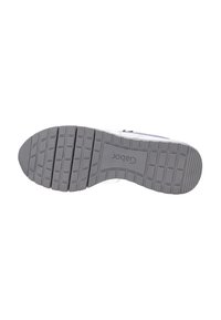 Grijze rubberen zool met een gestructureerd profiel en ingebouwd logo. De schoenen hebben een combinatie van witte en blauwe bovenmaterialen.