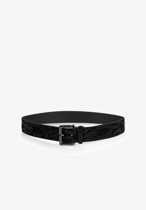 Cinturón negro con un diseño texturizado, detalles en relieve y una hebilla metálica. El respaldo liso contrasta con la parte decorativa del frente.