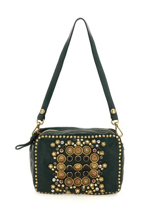 Borsa a tracolla in pelle verde scuro con borchie circolari dorate, nere, rosse e turchesi che formano un motivo decorativo.