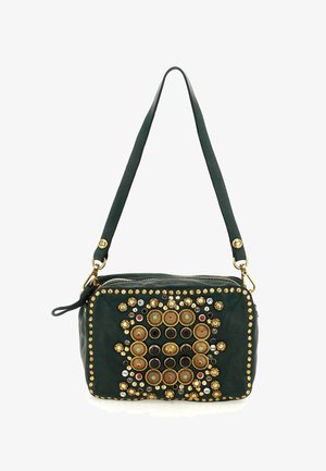 Borsa a tracolla in pelle verde scuro con borchie circolari dorate, nere, rosse e turchesi che formano un motivo decorativo.