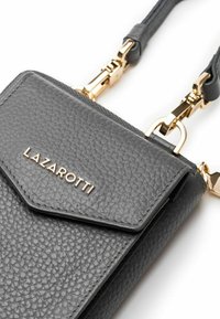 Bolso de mano de cuero texturizado gris con herrajes dorados y cierre de solapa, que presenta el nombre de la marca "LAZAROTTI" grabado en la parte frontal.