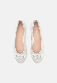 Ballerines blanches avec une tige texturée, des finitions argentées et un accent noué sur le bout. Taille 37 avec un intérieur lisse et léger.