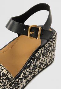 FitFlop PLATFFORMS WEDGE ANKLE STRAP SANDALS - Sandály na klínu - black/ivory mix