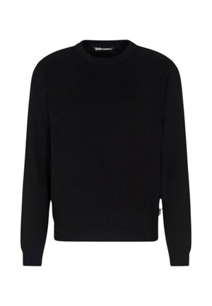 Suéter negro con cuello redondo, mangas largas, puños y dobladillo acanalados, hecho de tela suave, con una pequeña etiqueta de logotipo en el lateral.