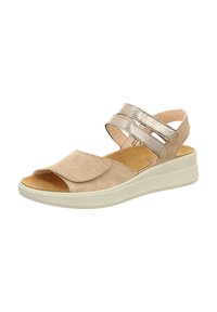 Beige Sandale mit einem Obermaterial aus Wildleder, offener Zehenpartie, zwei metallischen Riemen und einer strukturierten weißen Sohle. Verfügt über ein gepolstertes Fußbett für zusätzlichen Komfort.