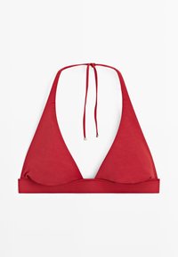 Haut de bikini rouge triangulaire avec attache au cou en style halter et large bande sous la poitrine, posé à plat sur fond blanc.