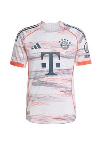 Biała koszulka sportowa z abstrakcyjnymi różowymi i szarymi wzorami, krótki rękaw, okrągły dekolt oraz branding Adidas. Zawiera logo FC Bayern München.