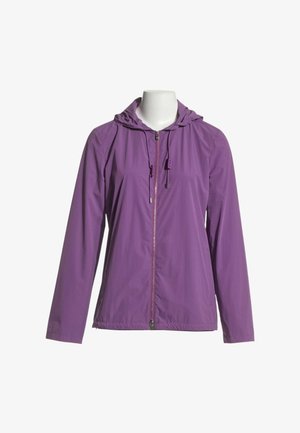 Chaqueta cortavientos ligera morada con capucha, cremallera frontal y cordón, mostrada en un maniquí blanco sin cabeza.