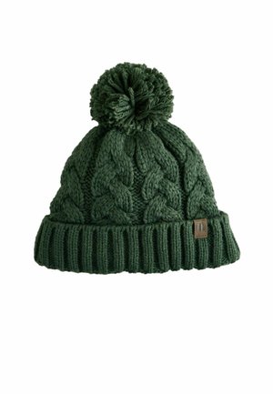 Grüne gestrickte Mütze mit einem Zopfmuster und einem gerippten Rand. Verfügt über einen großen Bommel oben und ein kleines Markenetikett an der Seite.