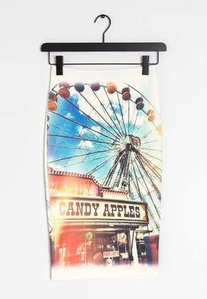 Weißer Bleistiftrock mit lebhaftem Karnevalsmotiv, das ein Riesenrad und einen Zuckerwartenstand zeigt, bedruckt auf einem weichen, strukturierten Stoff.