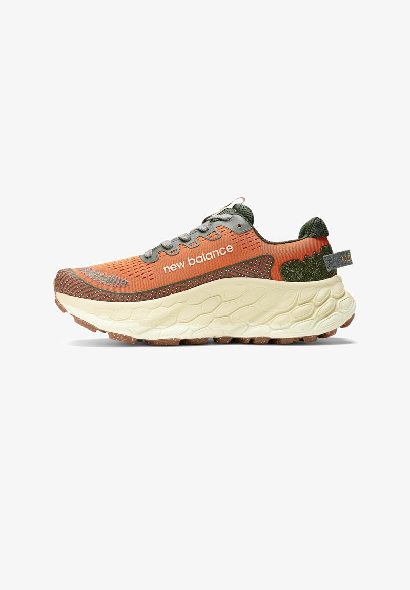 Sapatilha atlética laranja e cinza com um cabedal texturizado, detalhes verdes, sola grossa de cor creme e a marca "new balance" na lateral.