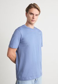 BOSS THOMPSON - Basic póló - open blue thirty
