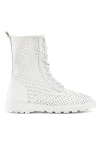 Bílé kotníkové boty vyrobené z perforovaného syntetického materiálu, s šněrovacím designem, gumovou podrážkou a texturovanými detaily po stranách.