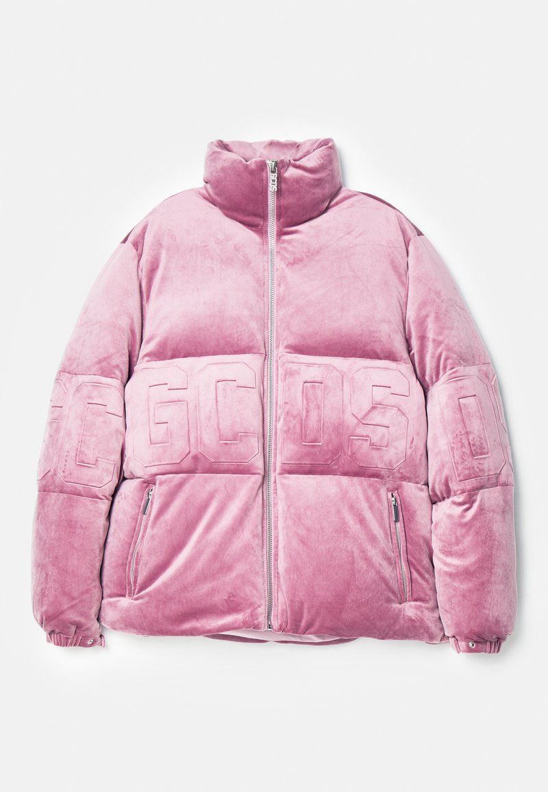Giacca puffer in velluto rosa con colletto alto, chiusura frontale con zip e due tasche laterali. Presenta un logo in rilievo sul petto e una texture liscia.