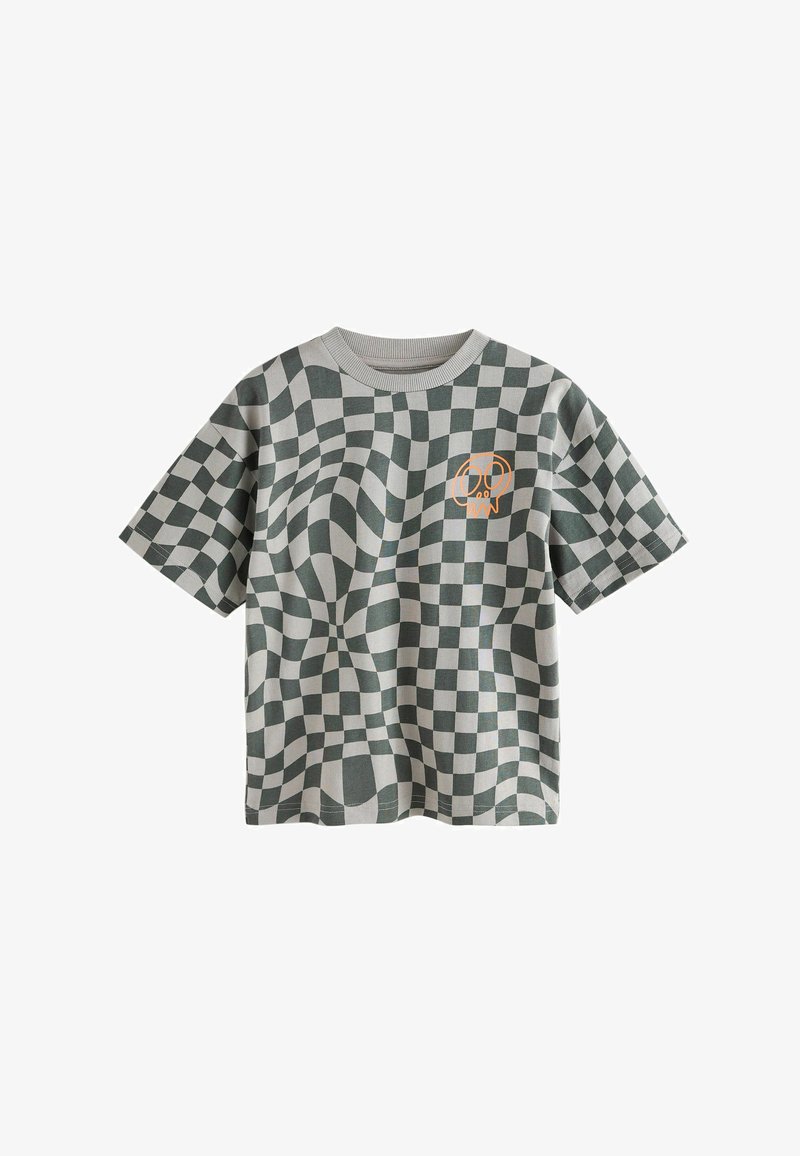 Grön och vit rutiga t-shirt med korta ärmar, med ett förvrängt mönster och en orange dödskallegrafik på bröstet. Tillverkad av mjukt tyg.