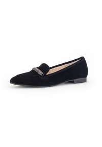 Chaussure plate en suède noir avec un bout pointu, ornée d'une sangle décorative embellie de strass sur le cou-de-pied et d'un petit talon.