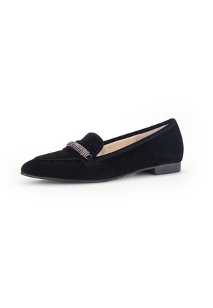 Chaussure plate en suède noir avec un bout pointu, ornée d'une sangle décorative embellie de strass sur le cou-de-pied et d'un petit talon.