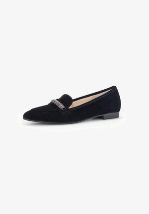 Schwarze Wildleder-Ballettschuhe mit spitzem Vorderteil, ausgestattet mit einem dekorativen Riemen, der mit Strasssteinen über den Spann verziert ist, und einem niedrigen Absatz.