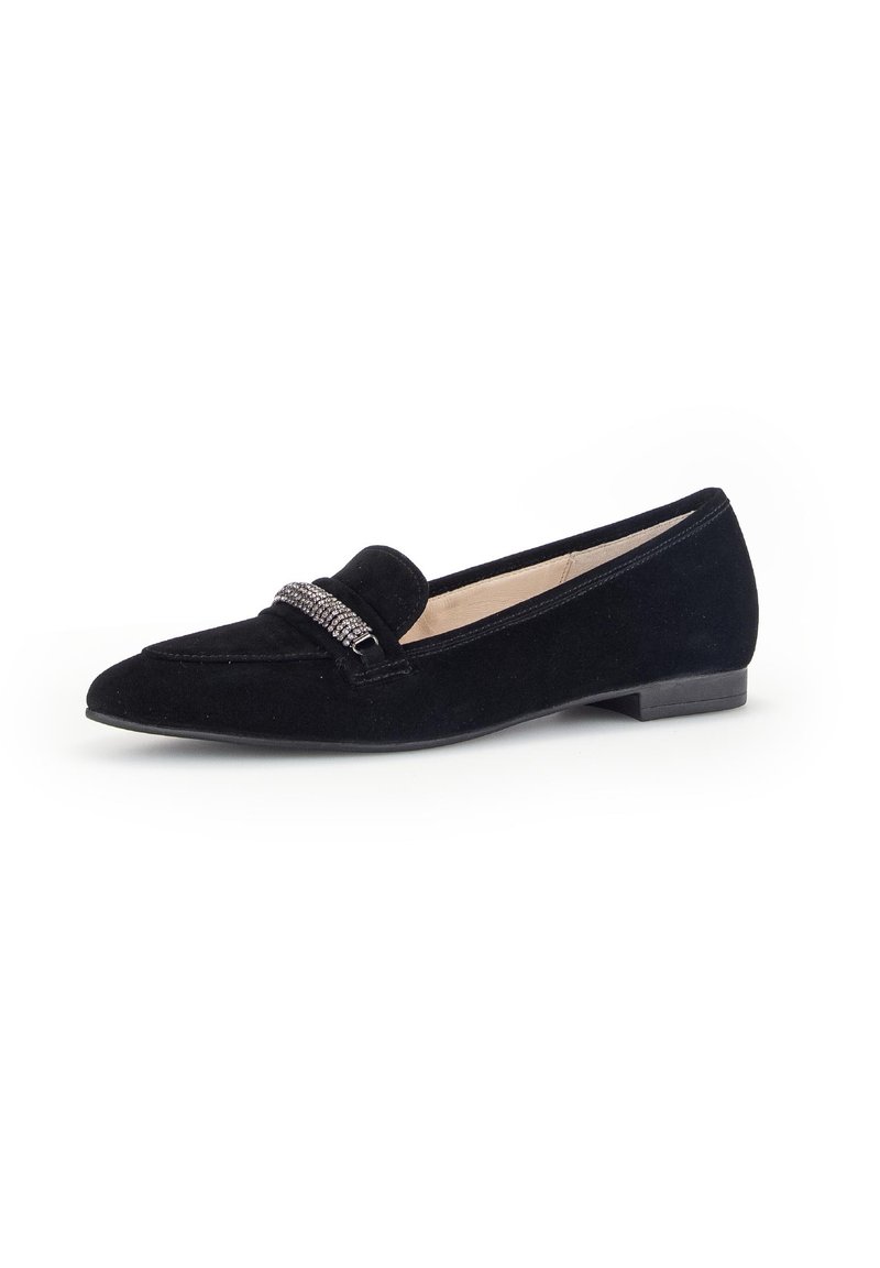 Chaussure plate en suède noir avec un bout pointu, ornée d'une sangle décorative embellie de strass sur le cou-de-pied et d'un petit talon.