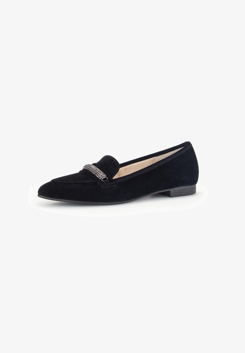 Chaussure plate en suède noir avec un bout pointu, ornée d'une sangle décorative embellie de strass sur le cou-de-pied et d'un petit talon.