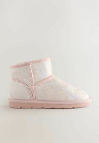 Pantofole a stivaletto di colore rosa chiaro, alte fino alla caviglia, con suola morbida e dettagli in tessuto leggermente lucido, esposte su uno sfondo neutro.