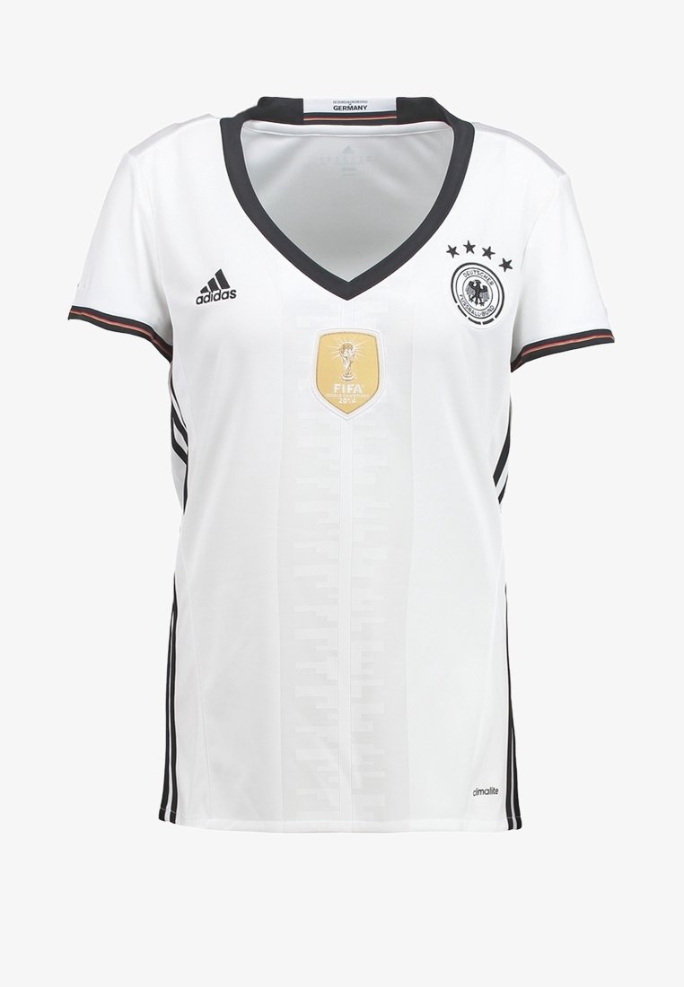 Camiseta de fútbol blanca con cuello en V y detalles en negro. Presenta el logo de la FIFA y el emblema de Alemania, fabricada con tela transpirable y diseño texturizado.
