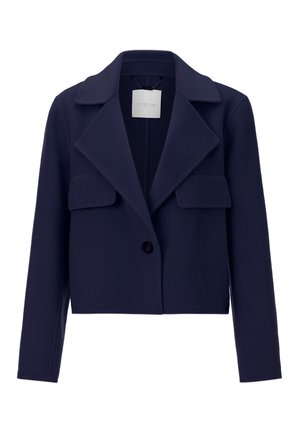 Giacca cropped blu navy realizzata in tessuto morbido. Presenta un colletto a revers, due tasche anteriori e una chiusura con un singolo bottone.