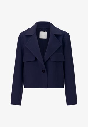 Navy cropped takki, joka on valmistettu pehmeästä kankaasta. Siinä on lovetut kaulukset, kaksi etutaskua ja yksi napin suljenta.