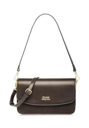 Elegancka ciemnobrązowa skórzana torebka z klapką, regulowanym paskiem i złotymi elementami z logo OCHNIK na środku przodu.