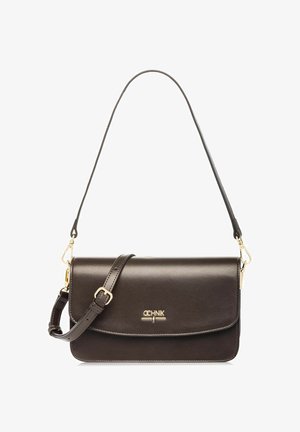 Elegancka ciemnobrązowa skórzana torebka z klapką, regulowanym paskiem i złotymi elementami z logo OCHNIK na środku przodu.