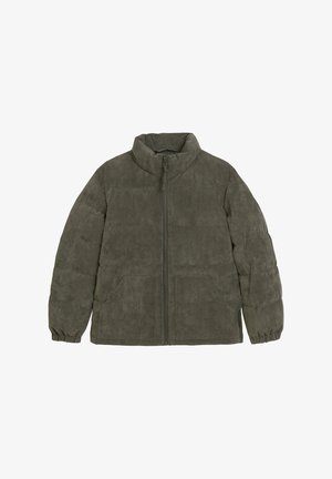 Olivengrüne, mit Reißverschluss verschlossene Steppjacke mit hohem Kragen, elastischen Bündchen und zwei Seitentaschen; aus weichem, strukturiertem Material gefertigt.