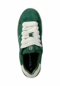 Sneaker verde in suede con lacci bianchi, colletto imbottito e suola in gomma bianca a contrasto. Presenta il logo sulla linguetta e dettagli di cucitura laterale.