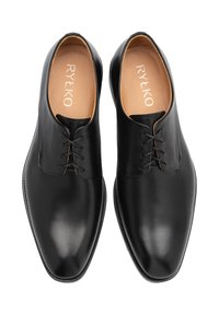 Pantofi din piele neagră, cu un finisaj neted, vârf rotund, cu șase găuri pentru șireturi și interior din piele bej cu branding "RYŁKO".