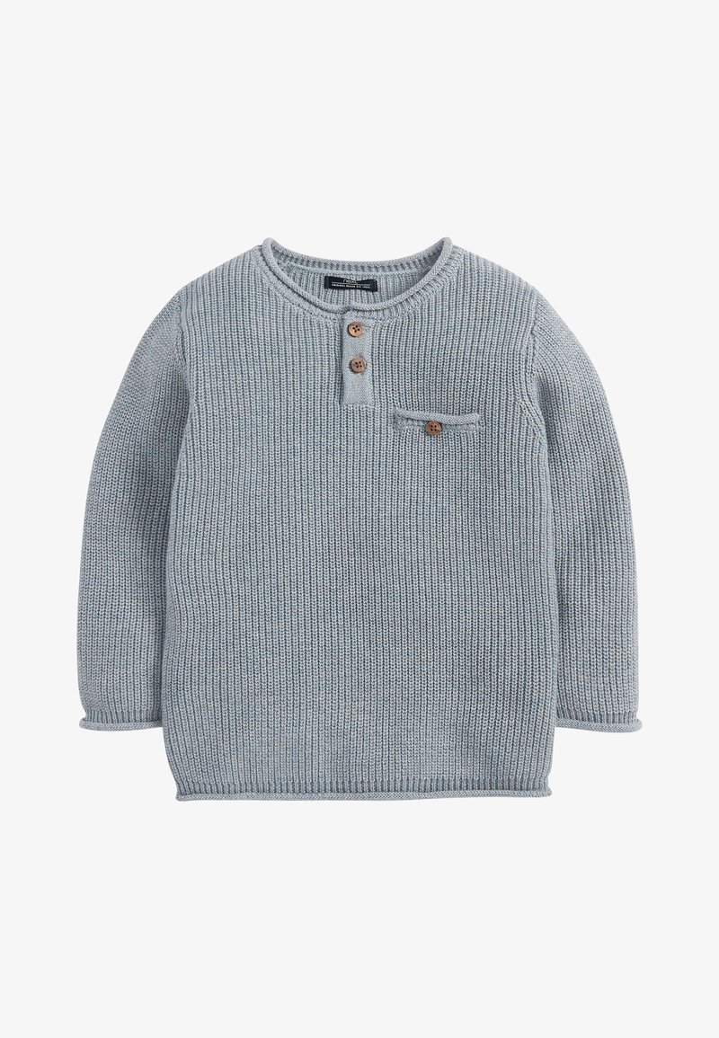 Pull en maille gris clair à manches longues avec col rond, deux boutons en bois au niveau de la poitrine, et une petite poche avec bouton à l'avant.