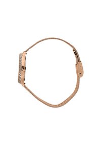Orologio in oro rosa con cassa rettangolare, decorazioni in cristallo sul quadrante e cinturino in metallo intrecciato. Texture liscia e design classico.