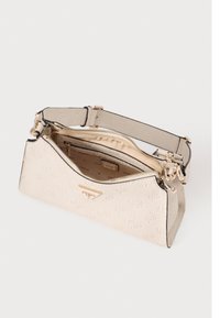 Beige leren handtas met een textuur en een decoratief logopatroon, een bovenste ritssluiting en een afneembare schouderriem. Het interieur heeft meerdere vakken.